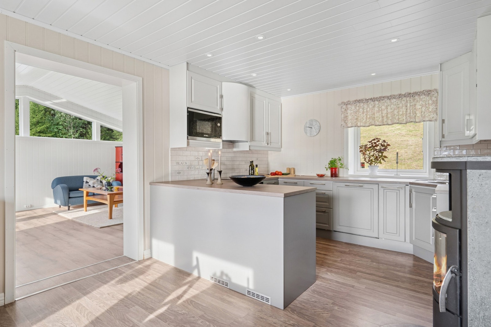 Kjøkkenet ligger separat fra stuen og måler ca. 26,5 kvm. Galleribilde