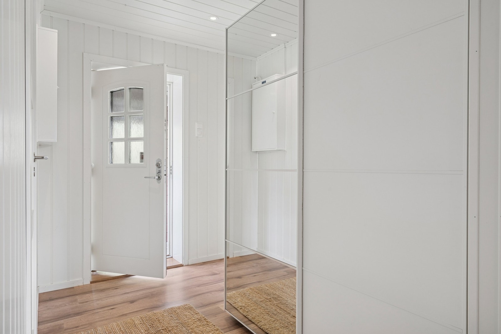 Lys og innbydende entré med stor skyvedørsgarderobe som gir godt med lagringsplass. Det elektriske anlegget ble vesentlig oppgradert i 2015 av El-focus AS. Galleribilde
