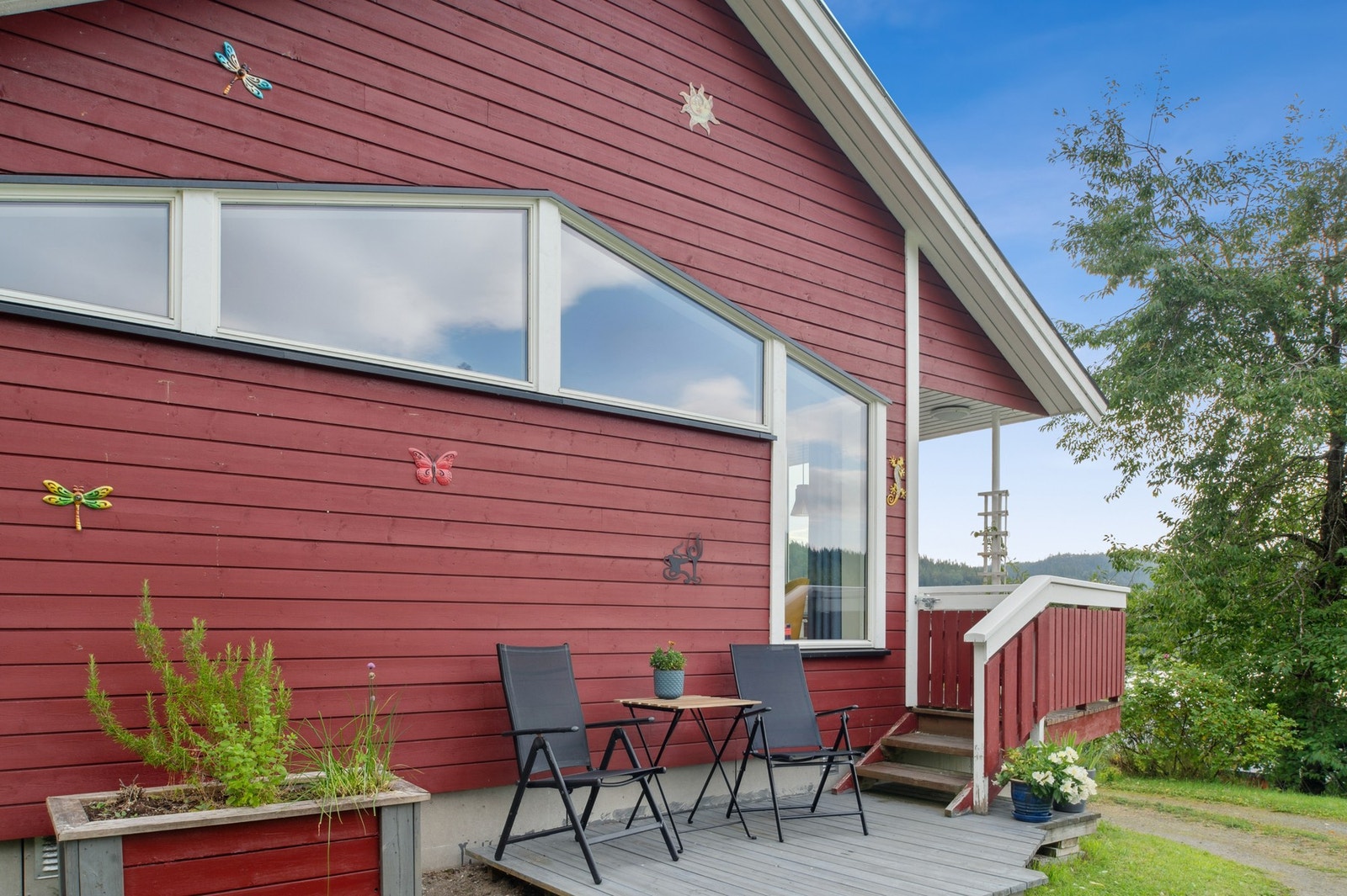 Videre ned fra verandaen har man en trapp til en markterrasse. Galleribilde