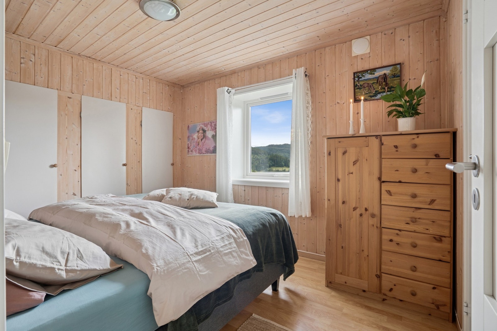 Boligen har totalt 3 soverom på henholdsvis 11, 7.5 og 5 kvm. Galleribilde