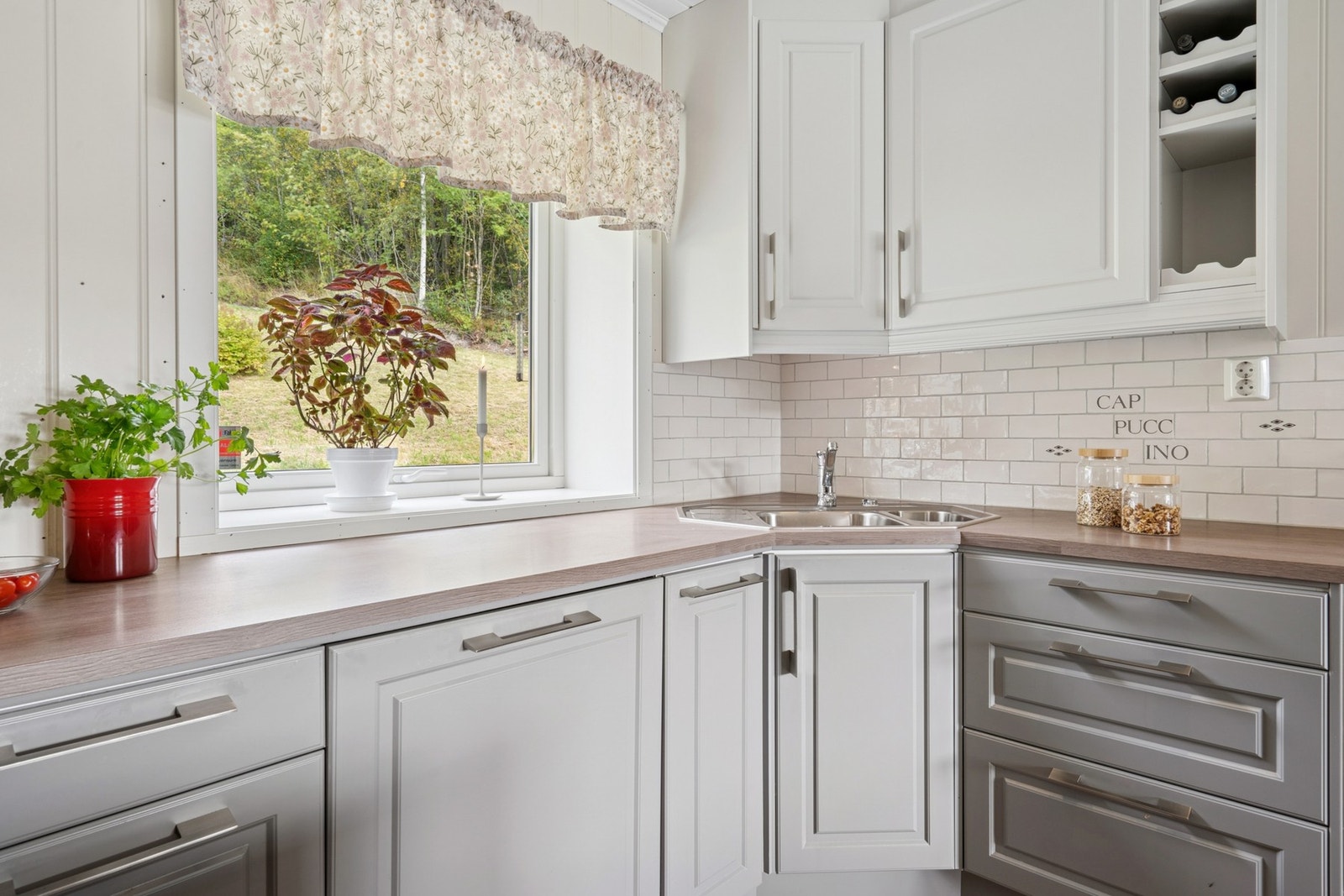 Kjøkkenet er godt utbygget med skap-, skuff- og benkeplass. Galleribilde