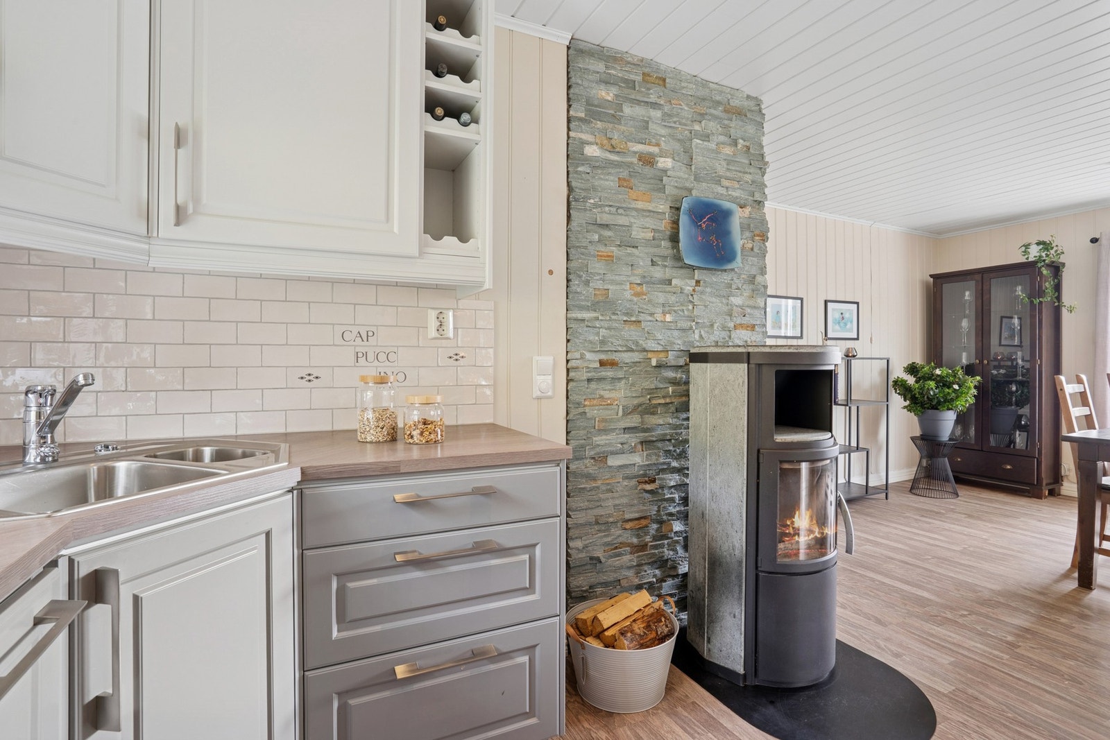 Ved kjøkkenet er det en peisovn som gir god varme. Galleribilde