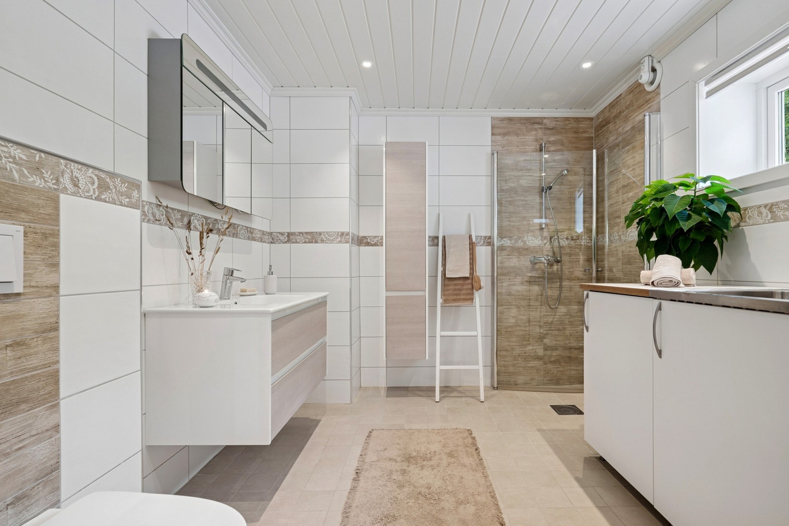 Boligen har et lyst og delikat baderom på hele 8 kvm som ble etablert i 2015 av fagfolk. Galleribilde