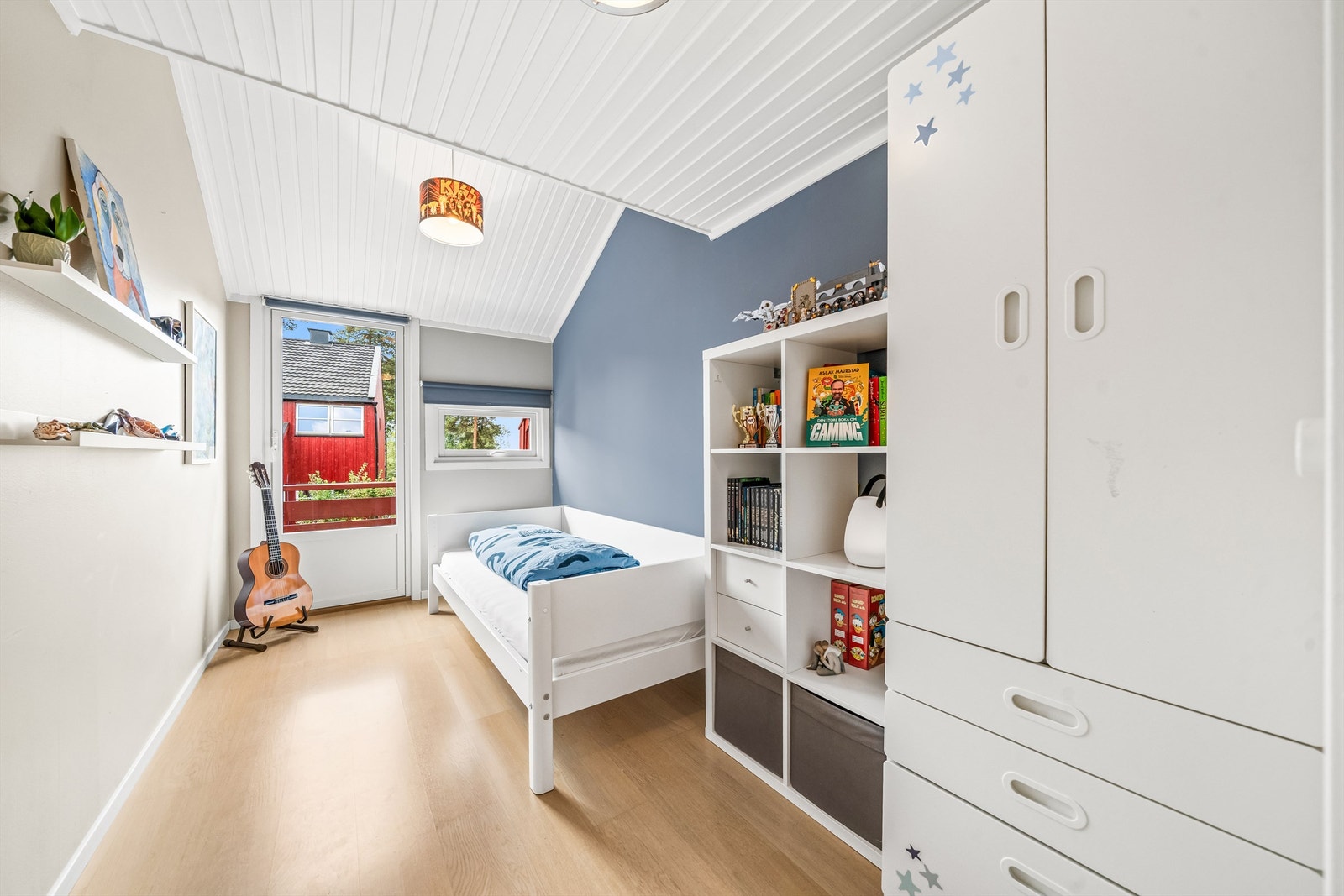 Soverom 2, med utgang til en hyggelig balkong. Galleribilde