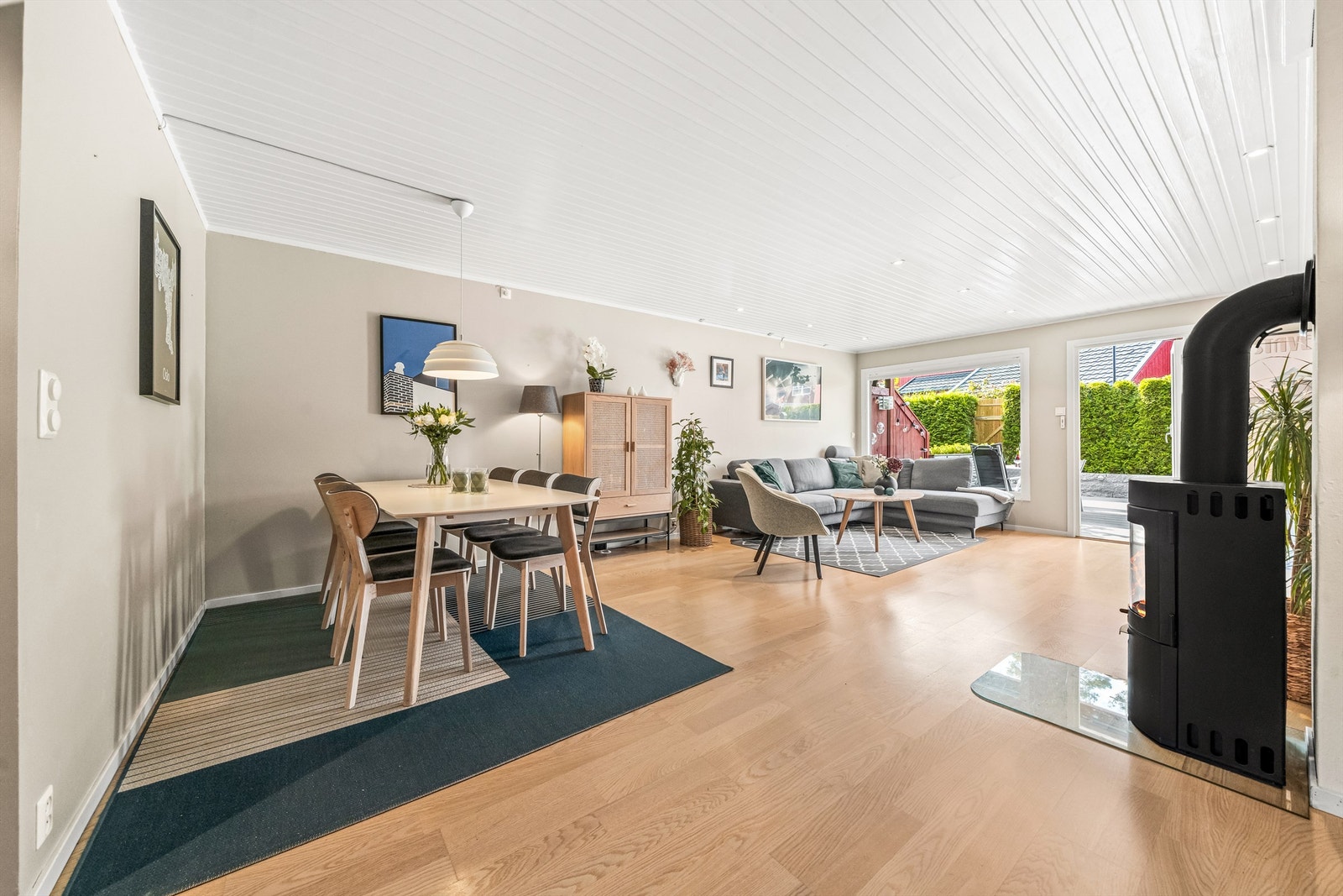 Stuen rommer fint både spiseplass og sofagruppe. Galleribilde