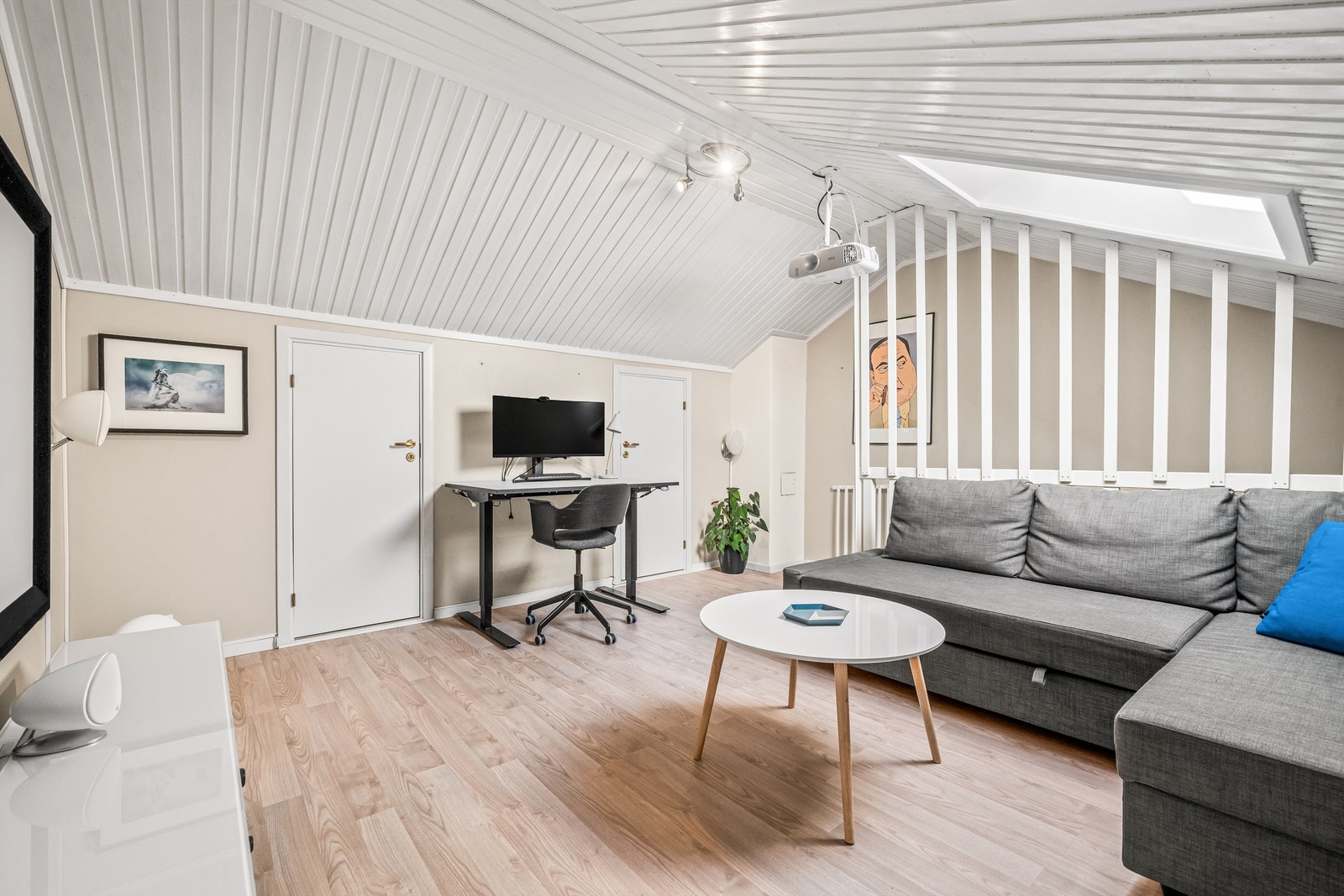 Loftsetasje (ikke godkjent for varig opphold). Praktisk kneloft på siden, som er perfekt til lagring. Galleribilde