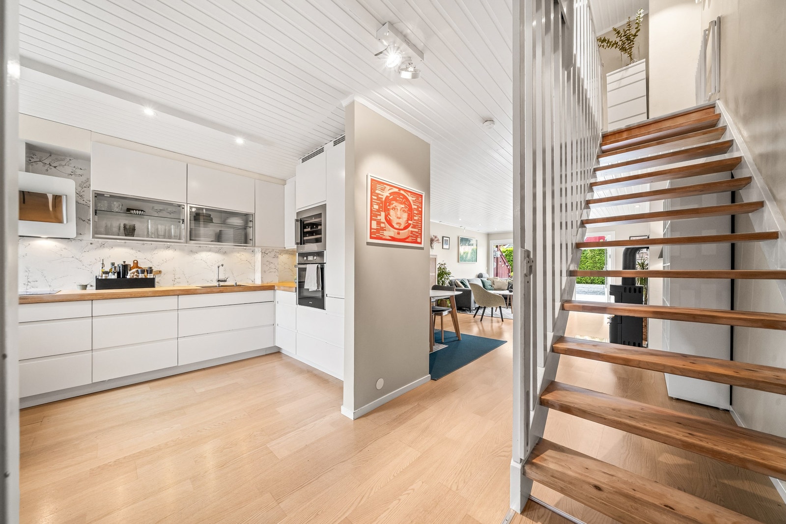 Boligens kjøkken fremstår som et lyst og funksjonelt samlingspunkt. Galleribilde