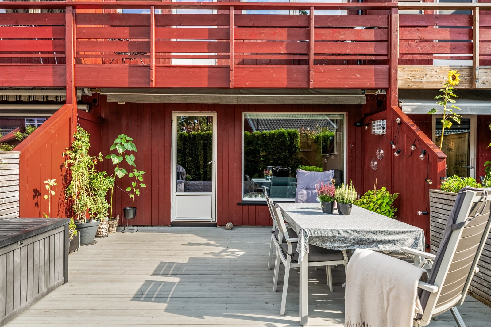 Utgang fra stuen til sørvest-vendt terrasse på ca. 31 kvm Galleribilde