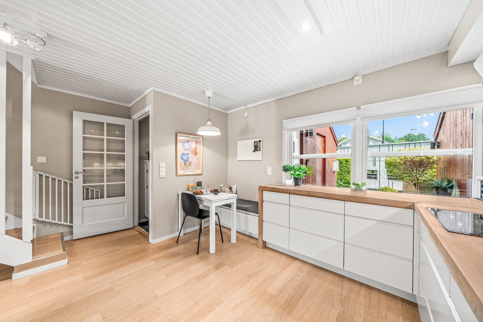 Kjøkkenet har plassbygget benk med plass til et lite spisebord Galleribilde