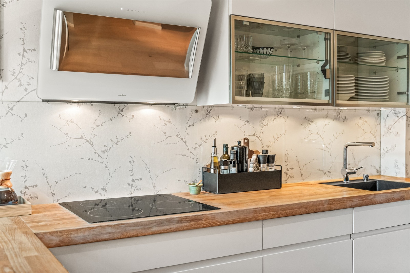 Det er montert lys under overskapene som gir godt arbeidslys. Galleribilde