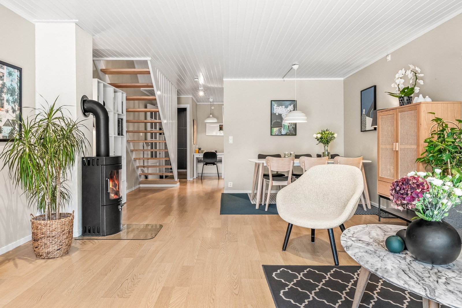 Stuen rommer fint både spiseplass og sofagruppe. Galleribilde