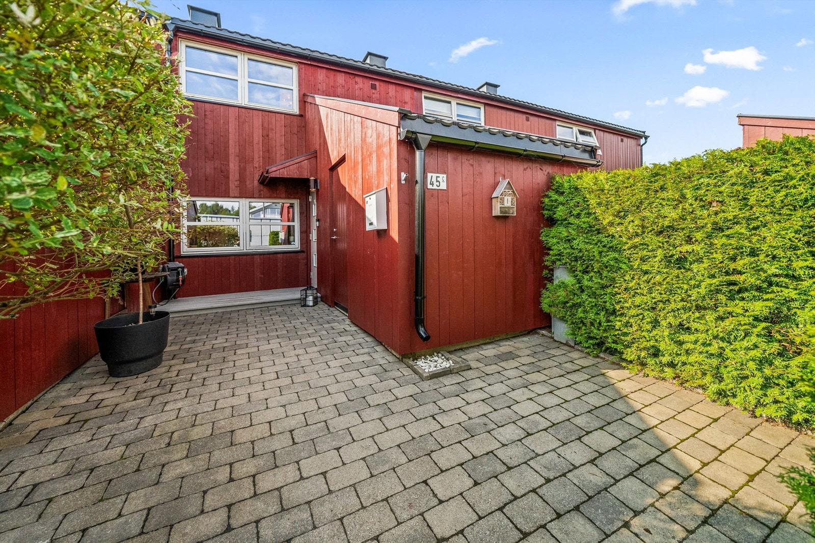 Fasade og inngangsparti med terrasse på ca. 3 kvm. Galleribilde