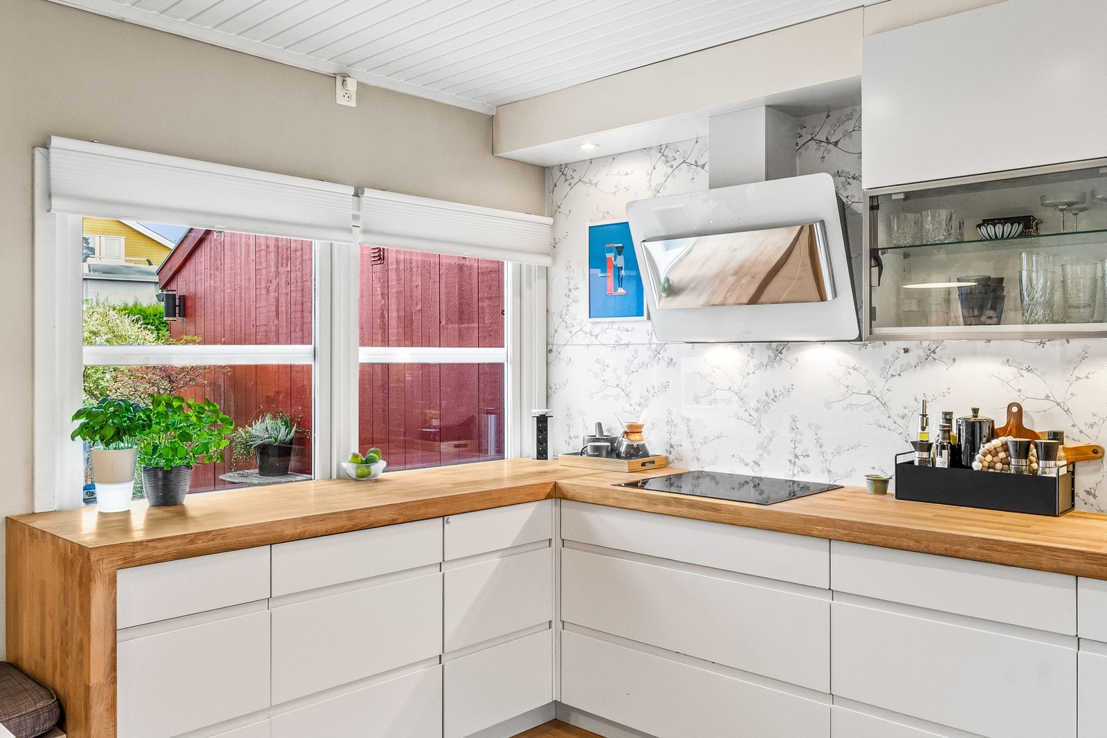 Godt med vinduer gir mye lys inn til kjøkkenet. Hele kjøkkeninnredningen med hvitevarer ble fornyet i 2013. Galleribilde