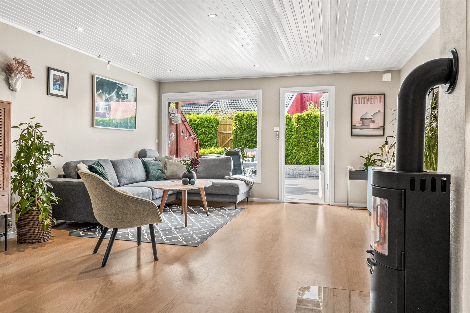 Store vindusflater mot terrassen slipper inn godt med dagslys. Stuen har peis for ekstra hygge og direkte adkomst til en solrik markterrasse på omtrent 31 kvm. Galleribilde