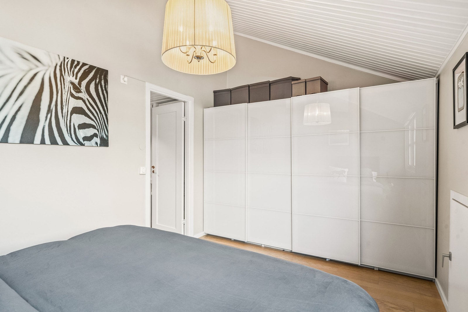 Hovedsoverom. Alle soverommene har plass til både seng og praktiske garderobeløsninger. Galleribilde