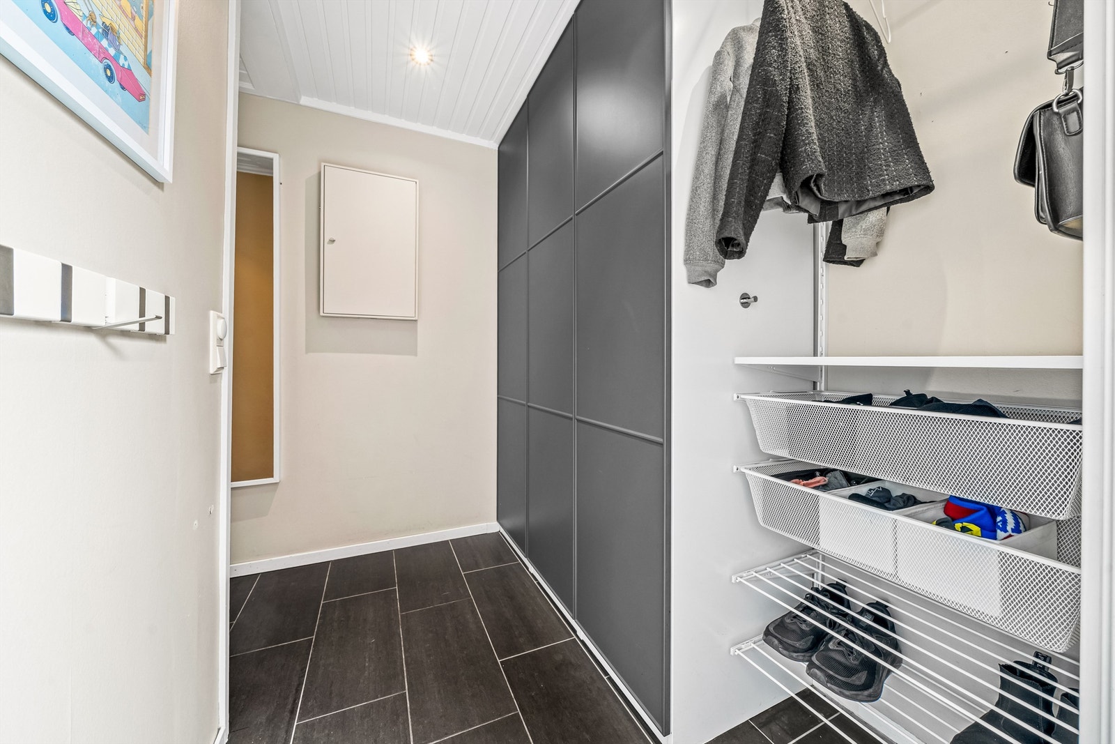 Entréen har godt med oppbevaringsplass til yttertøy og sko. Galleribilde