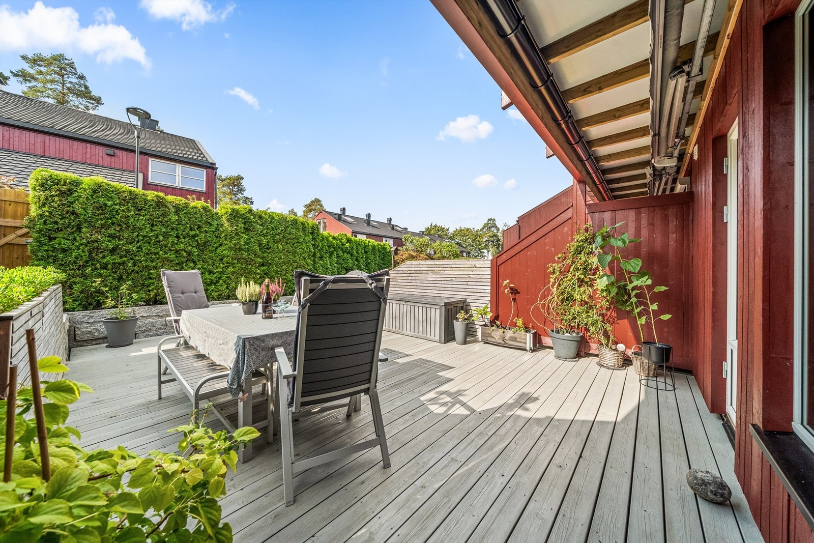 Utgang fra stuen til sørvest-vendt terrasse på ca. 31 kvm Galleribilde