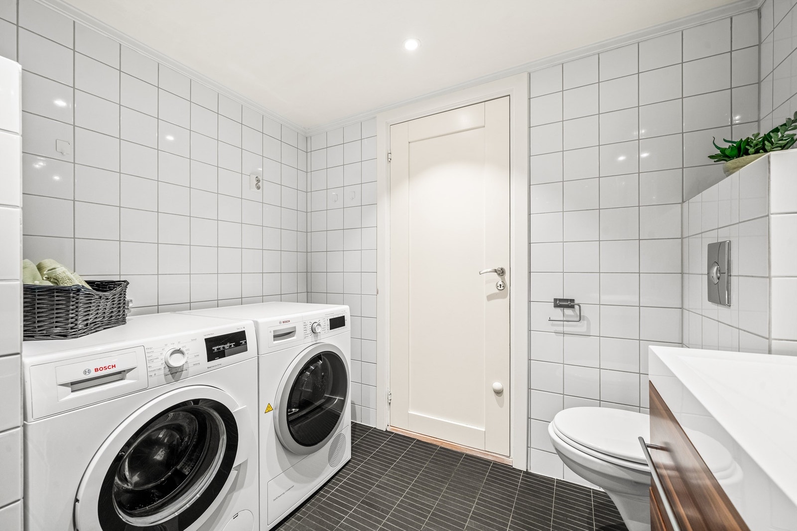 Badet har opplegg for vaskemaskin og tørketrommel. Galleribilde