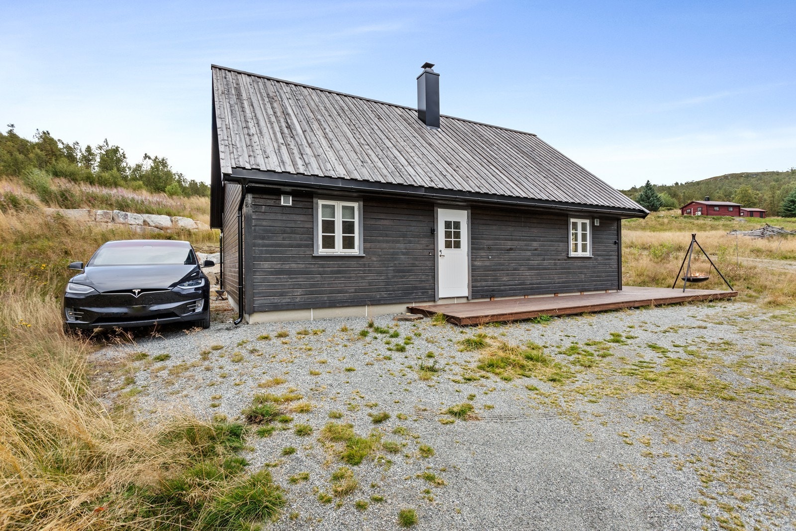 Enkel tilkomst og gode parkeringstilhøve på tomta. Galleribilde