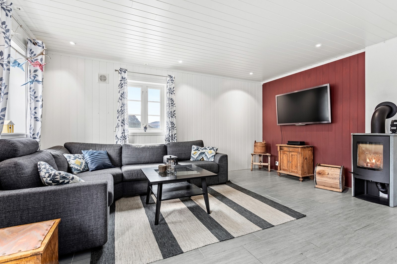 Romsleg stove med plass til stor sittegruppe. Galleribilde