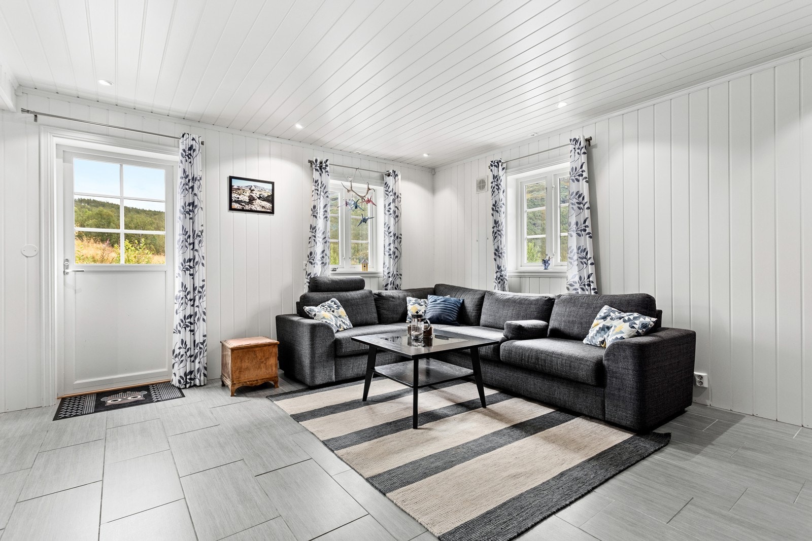 Frå stova er det tilkomst til markterrasse. Galleribilde