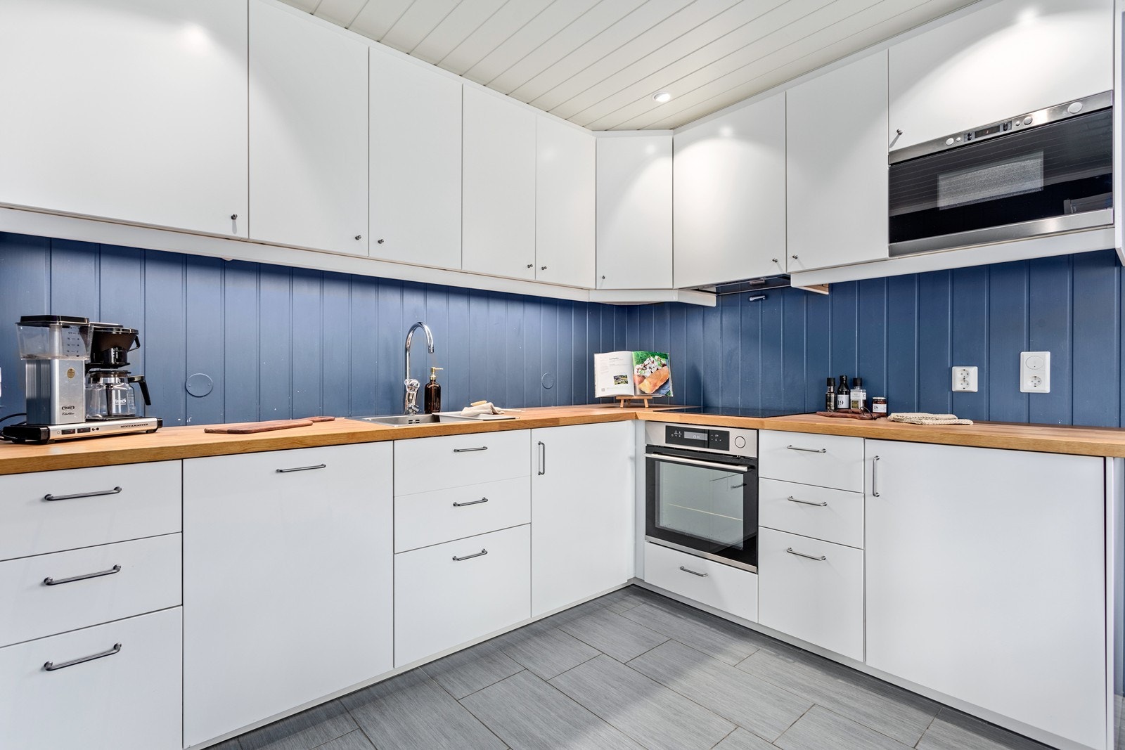 Tidlaus kjøkkeninnreiing med kvite slette frontar. Galleribilde