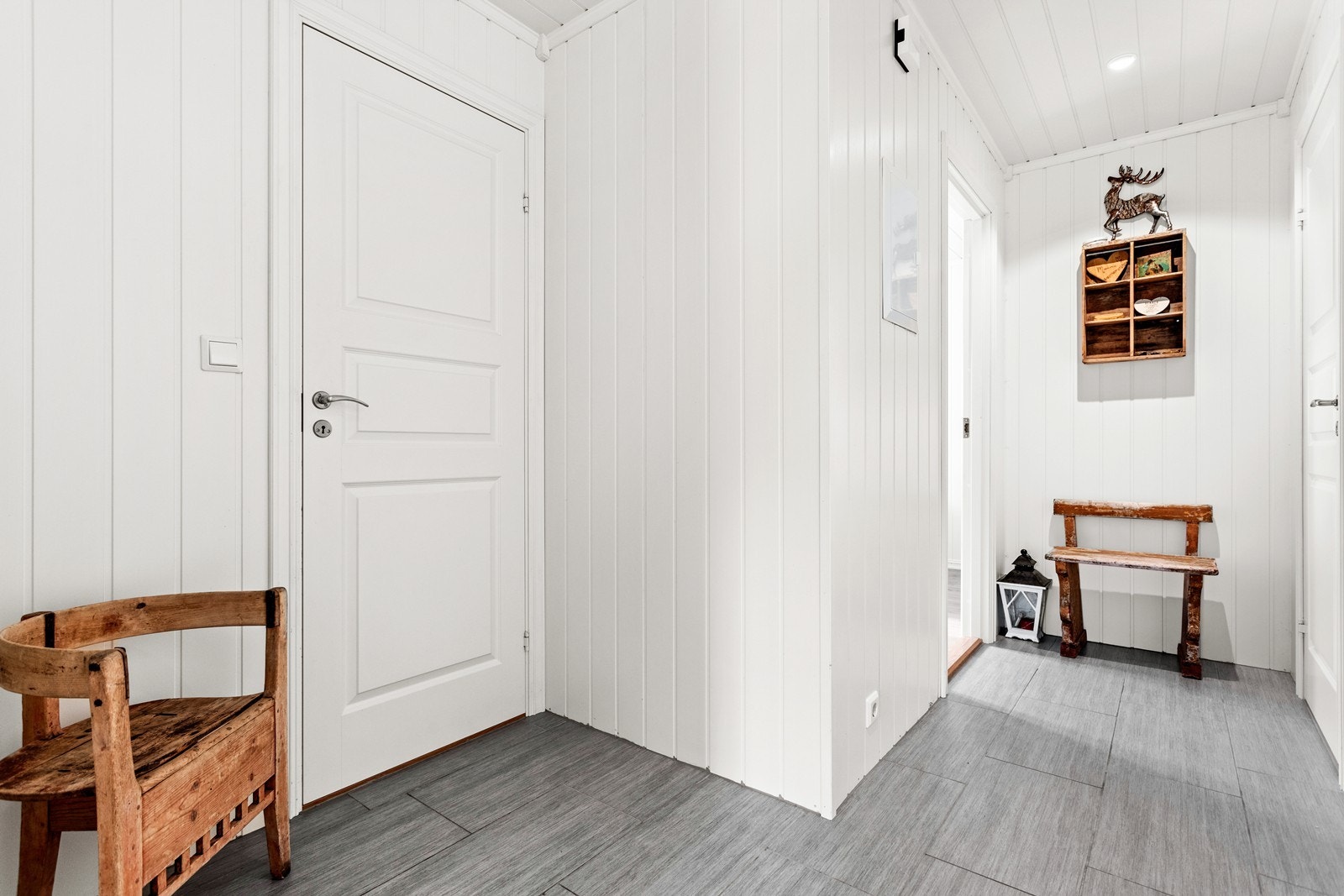 Innvendige overflater er i hovudsak i lyse, delikate og tidlause fargetonar. Galleribilde