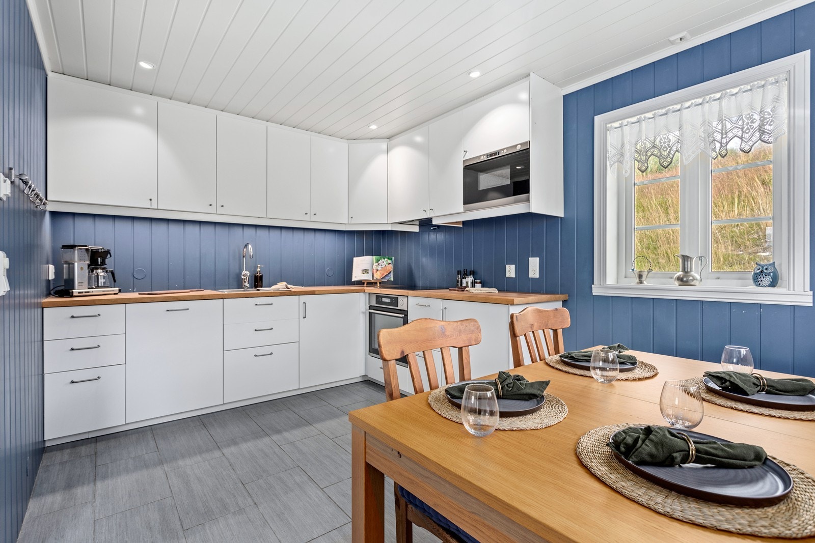 Stove og kjøkken er i delvis open løysing med praktisk plassering av spisebordet i tilknytning til kjøkkenet. Galleribilde