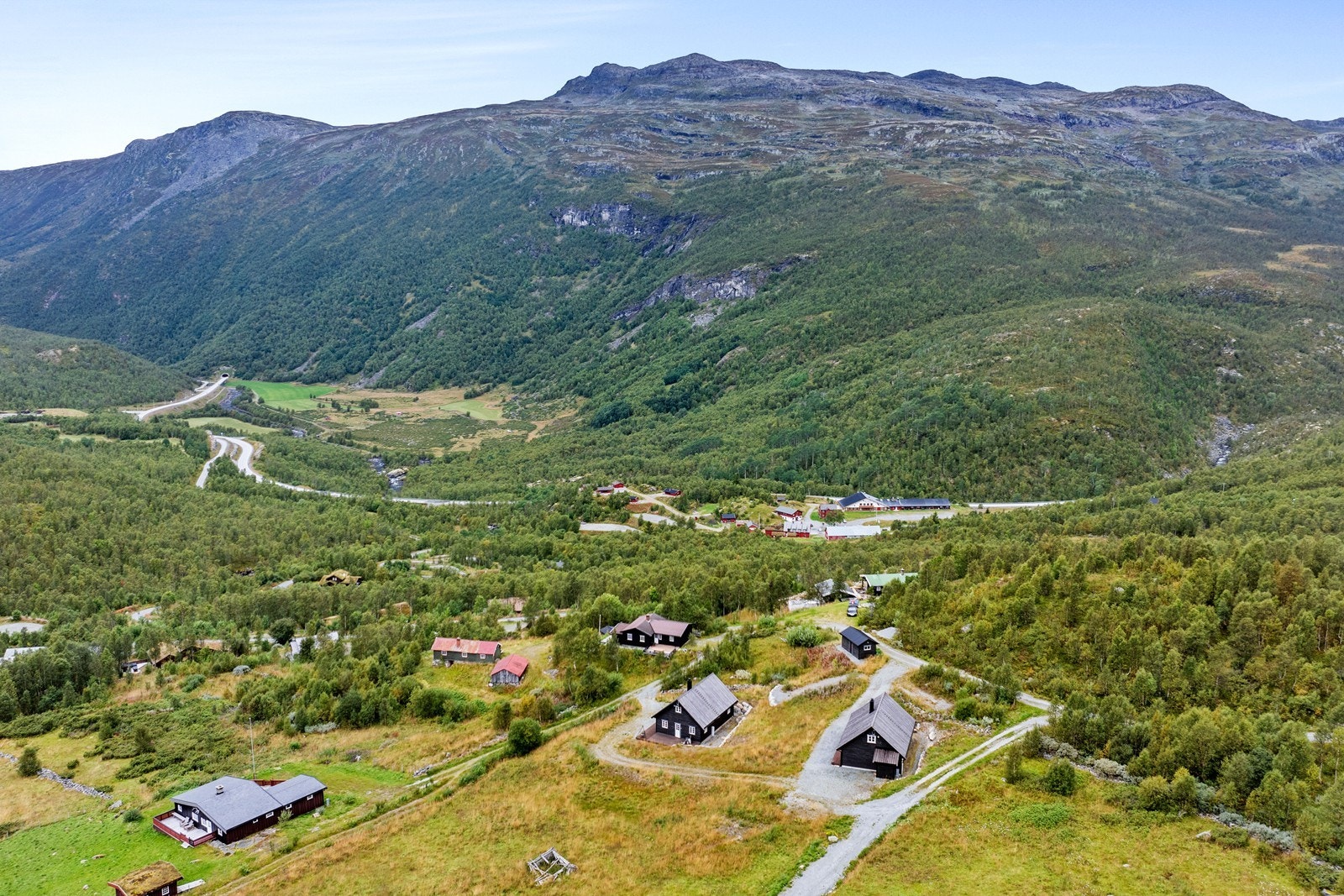 Frå hytta har du umiddelbar tilgang til flotte turområde både sommar og vinter, med skiløype rett utanfor døra og kort veg til Tyin-Filefjell skisenter. Galleribilde
