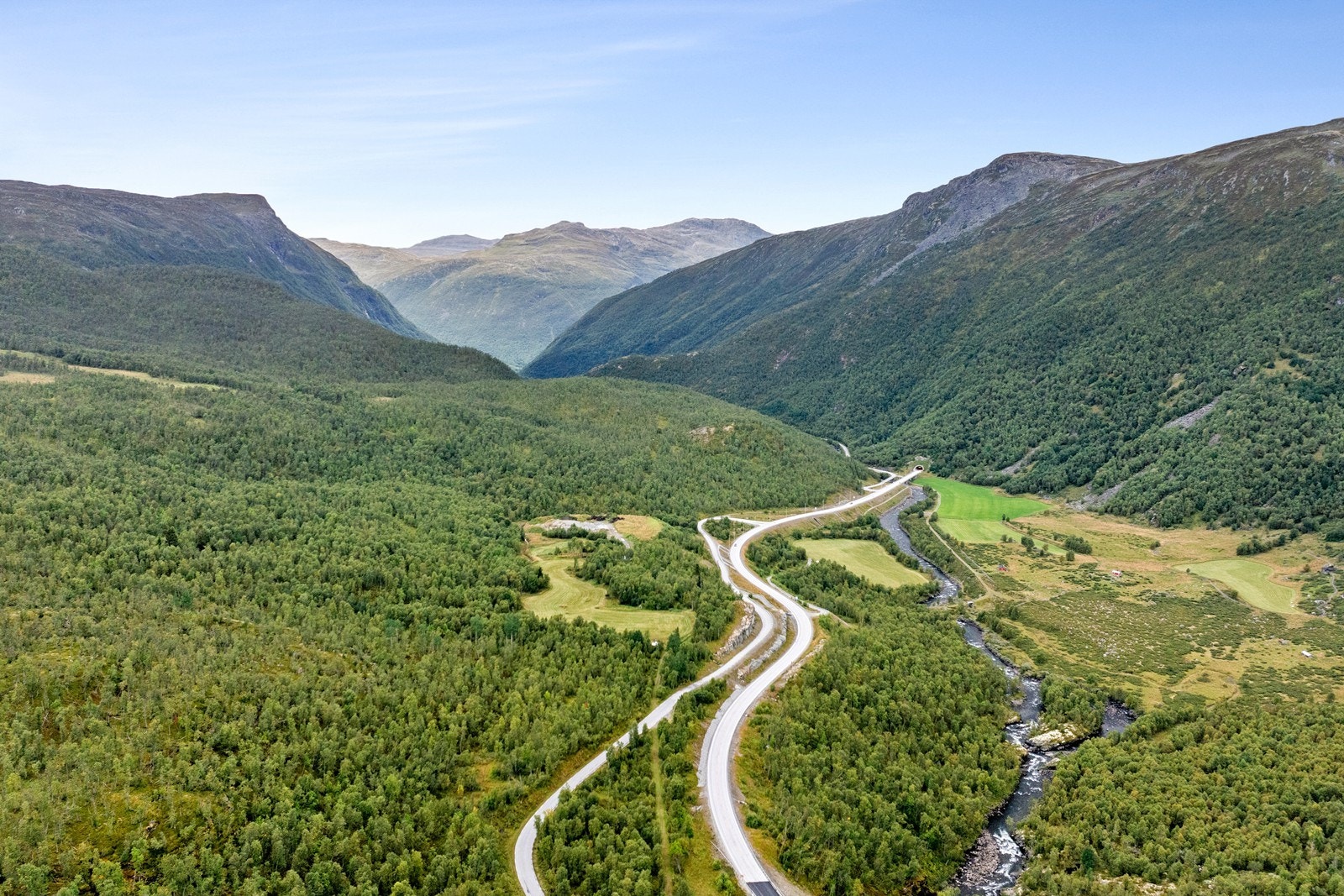 Plasseringa er svært attraktiv med si sentrale beliggenheit langs E16 - midt mellom Oslo og Bergen - og enkel tilkomst heile året. Galleribilde