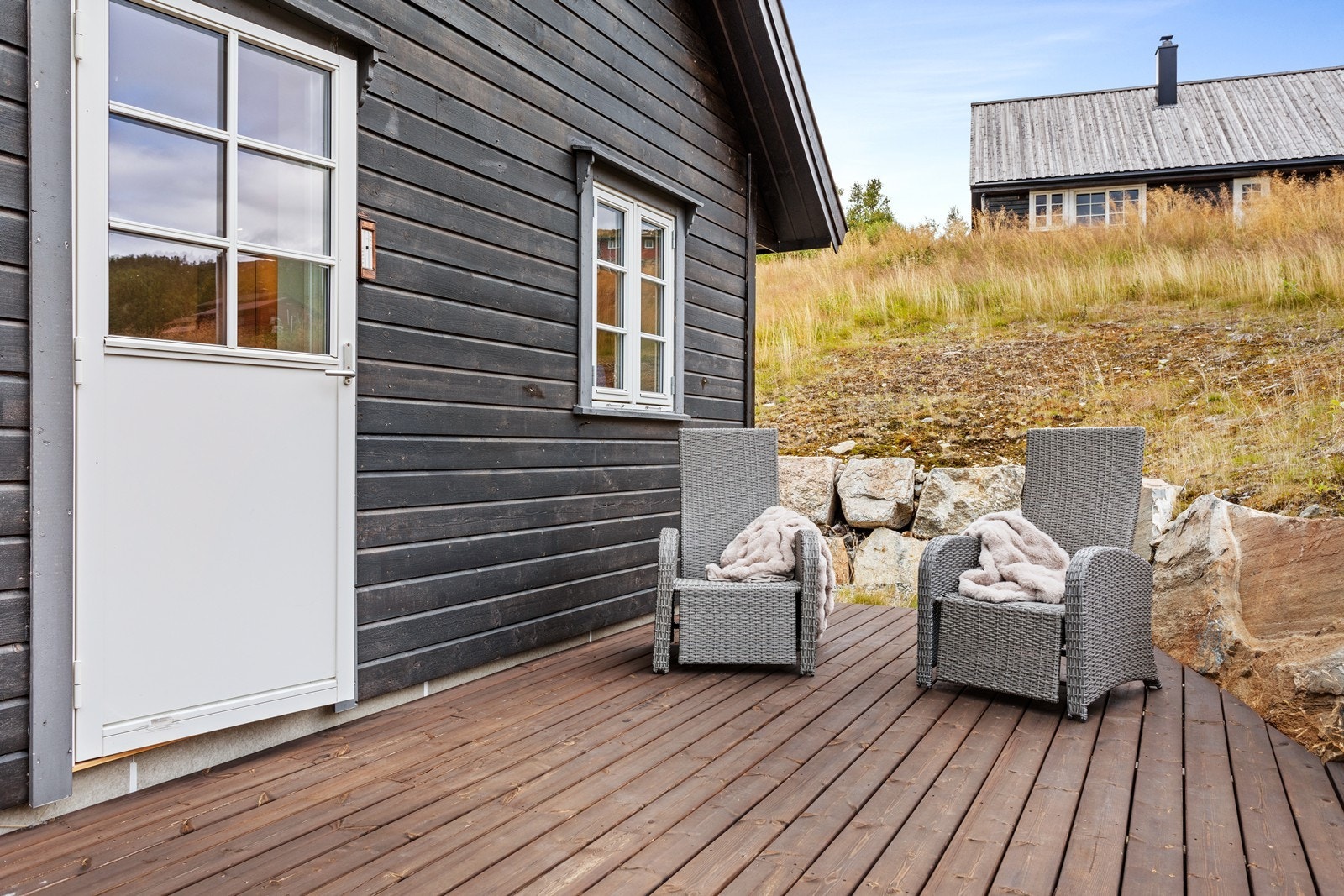 Markterrassen er bygd etter terrenget og har plass til ønska utemøblement. Galleribilde