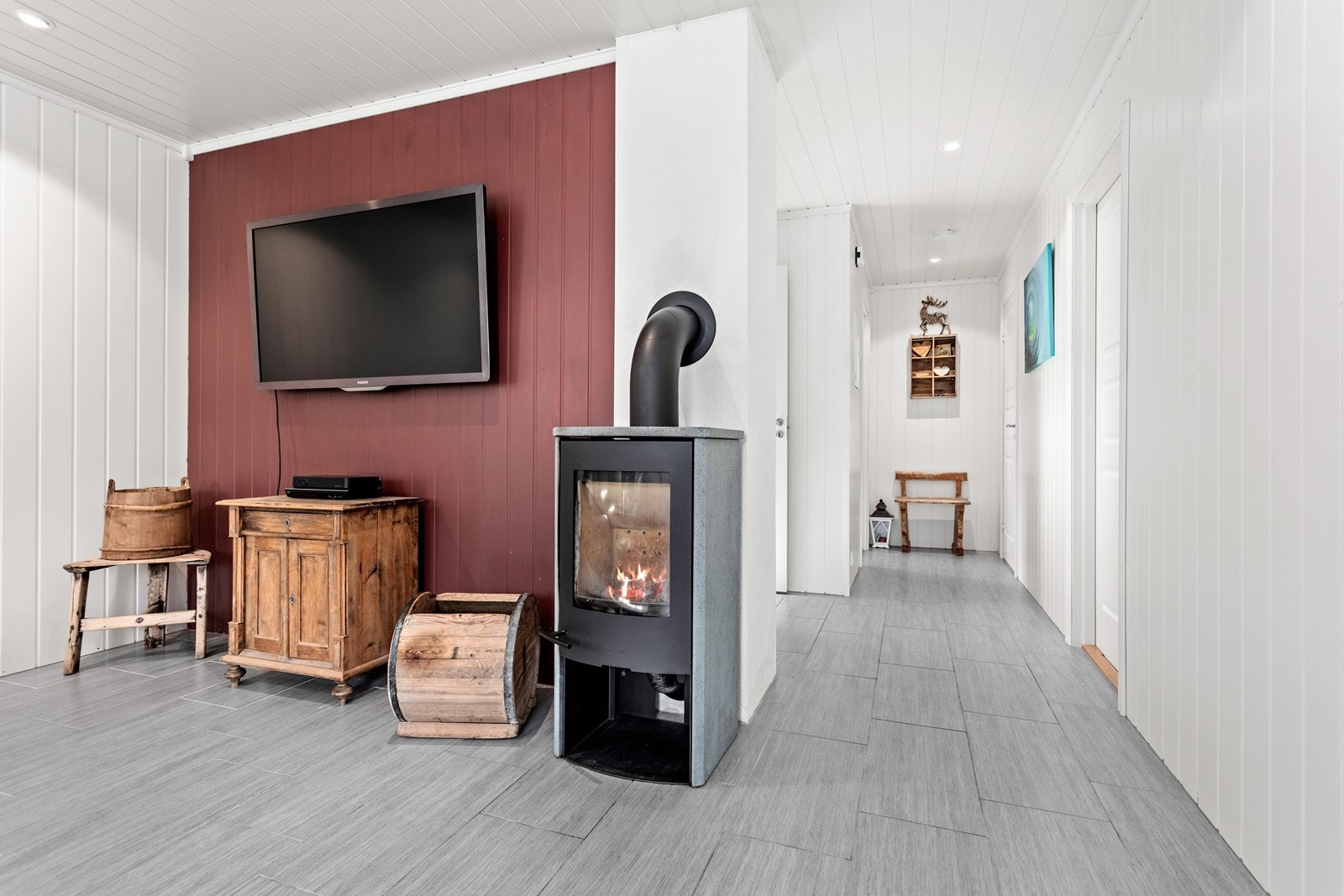 I stova er det installert peisomn med kleberstein som gir god varme og lun hygge. Galleribilde