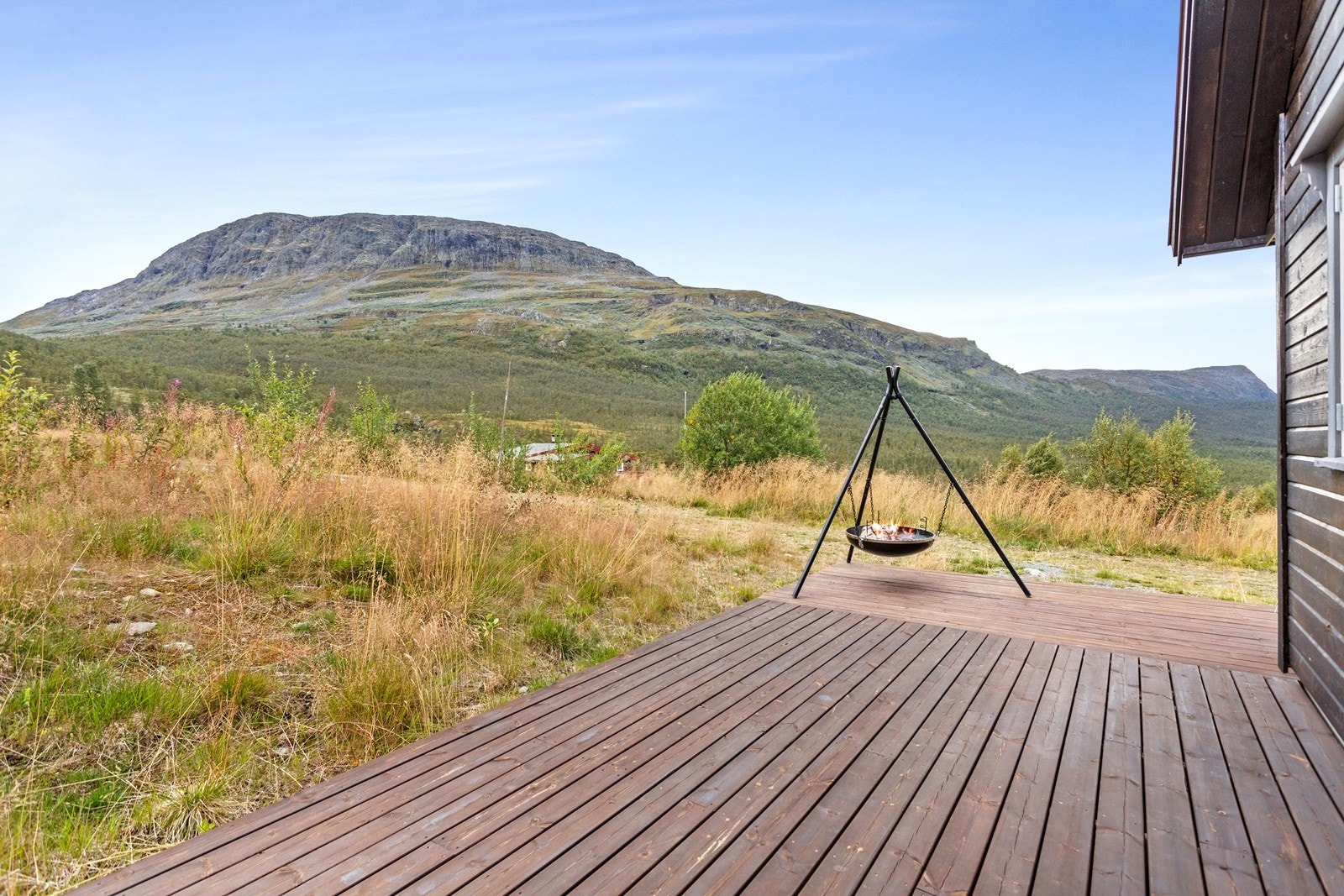 Terrassen strekker seg rundt hushjørnet og og byr på flott utsikt over fjellheimen. Galleribilde