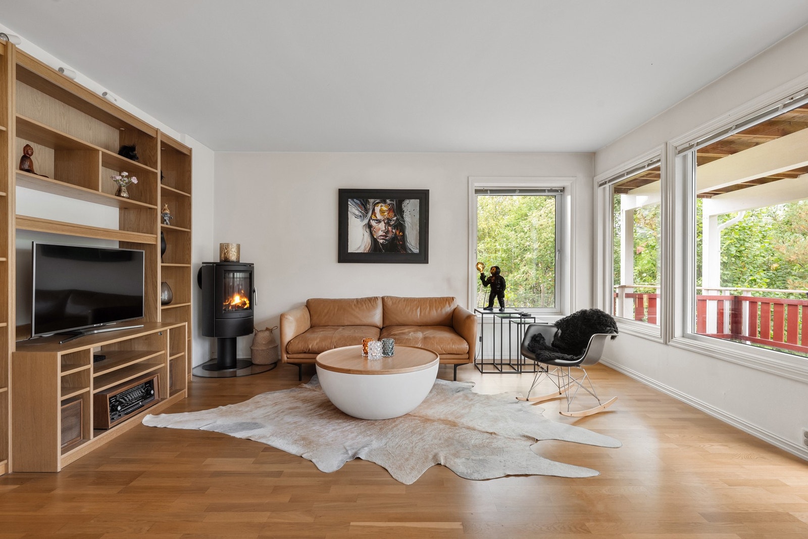 I hjørnet av rommet er det en peisovn som skaper god varme og hyggelig stemning på kjølige kvelder. Galleribilde