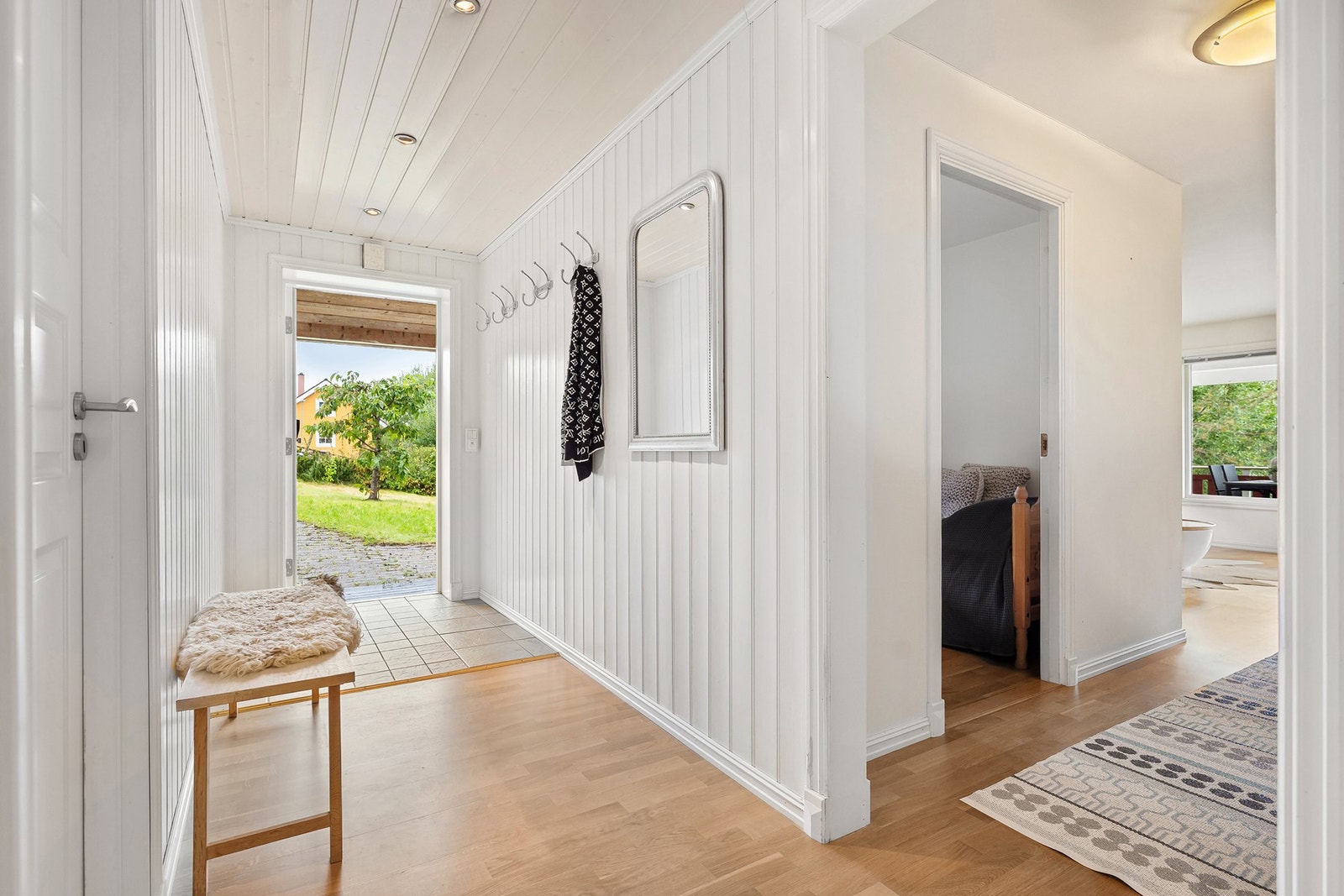 Langs veggene er det plass til speil, knagger og bilder, alt etter behov. Galleribilde