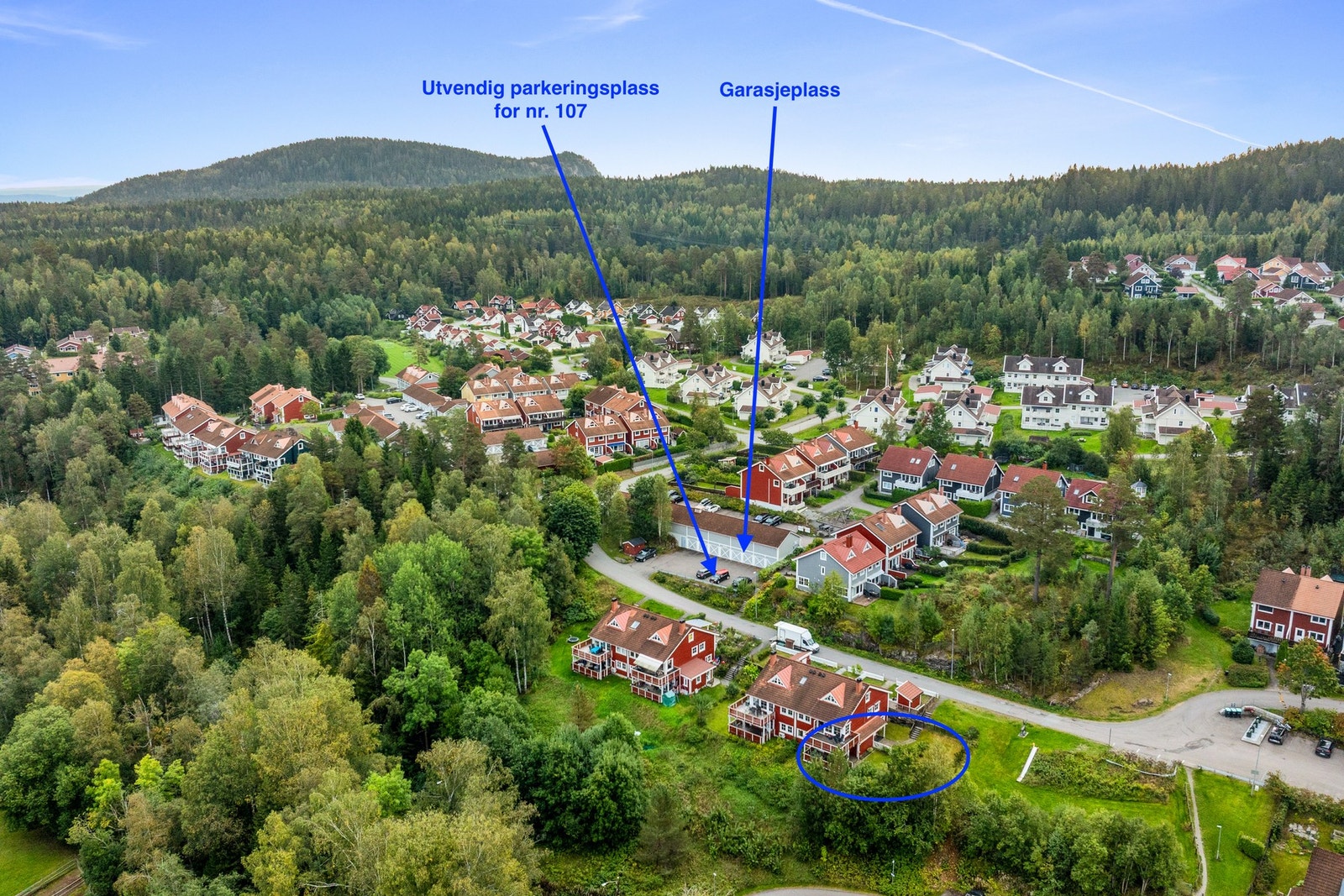 Det medfølger to parkeringsplasser. Én parkeringsplass i felles garasjerekke, samt én biloppstillingsplass utenfor garasjene. Galleribilde