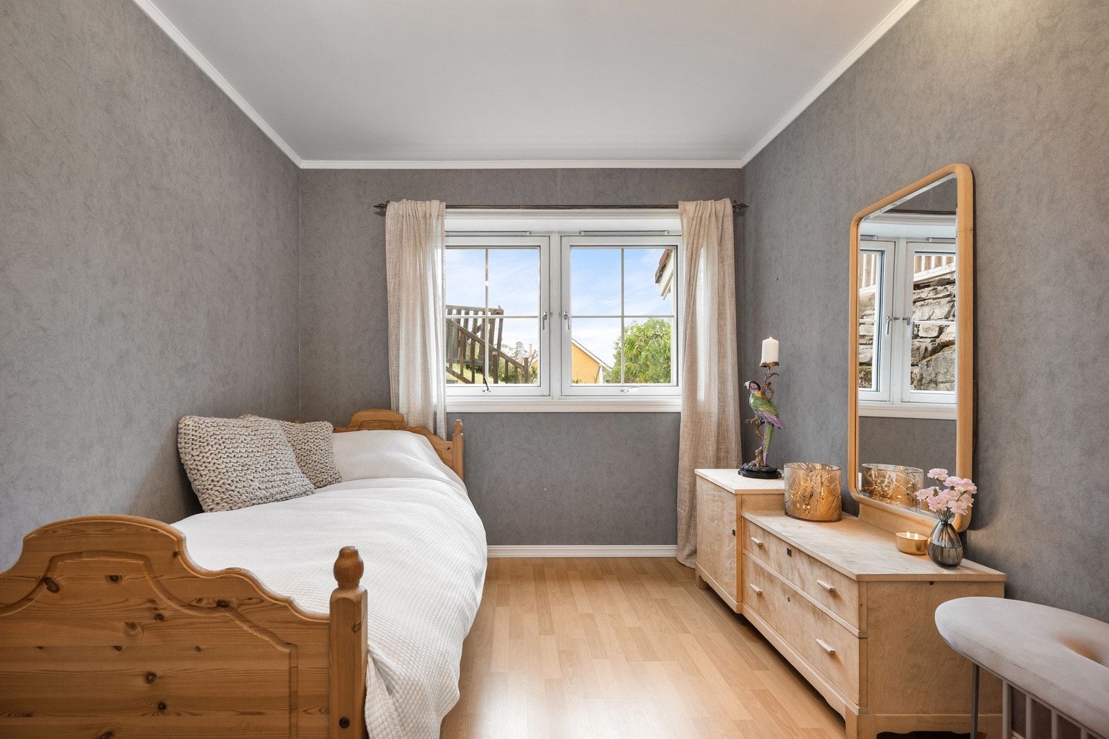 Hovedsoverommet er av god størrelse med plass til dobbeltseng, nattbord og garderobeskap. Galleribilde