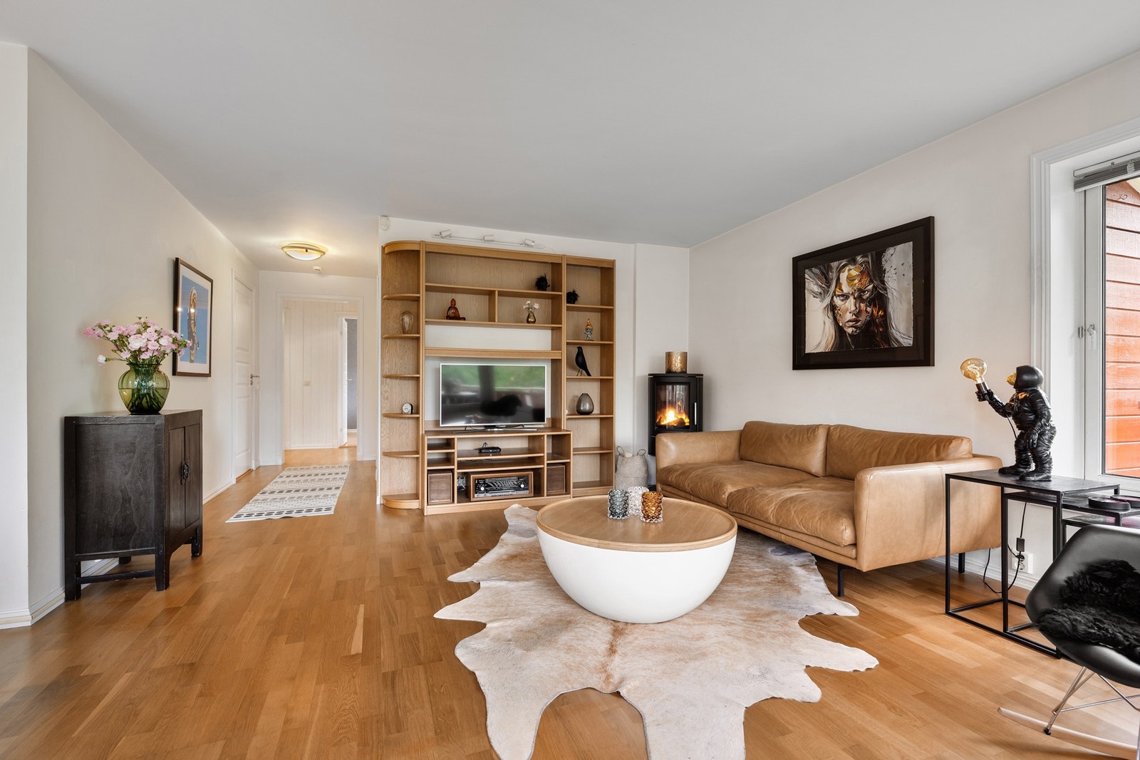 Videre inn i leiligheten kommer du til en romslig stue. Galleribilde