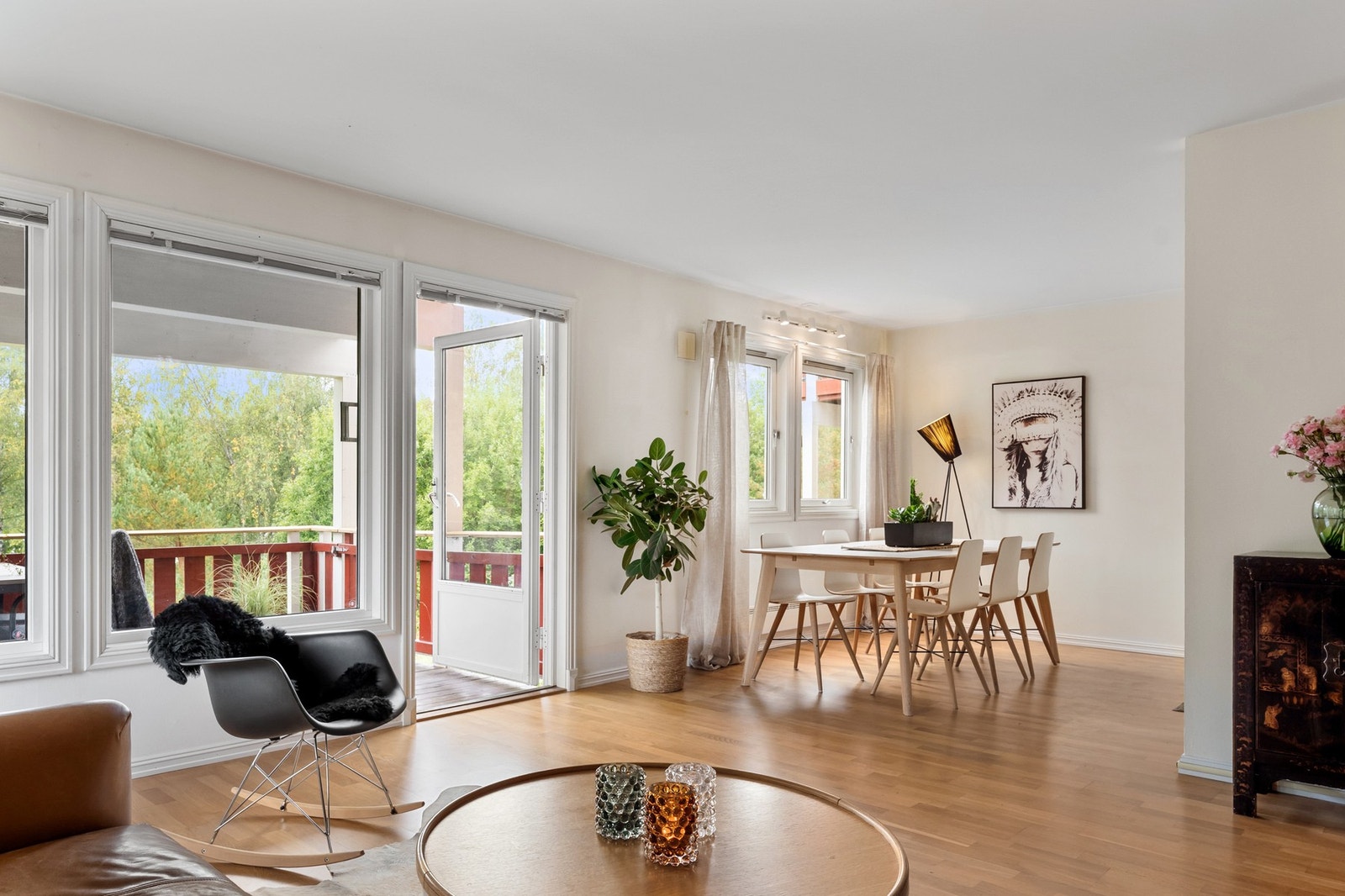 I forbindelse med kjøkkenet er det en naturlig plass for spisebordet. Galleribilde