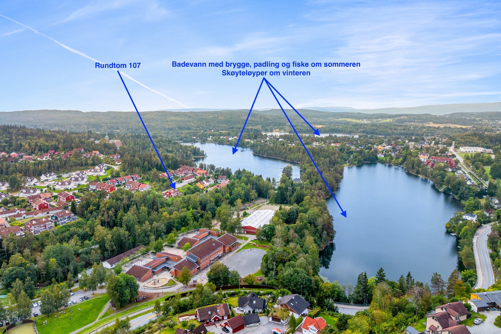 Leiligheten ligger ved de fire Dikemarkvannene hvor du kan bade, ro og padle om sommeren. Om vinteren er det skøyteløyper på vannene. Galleribilde