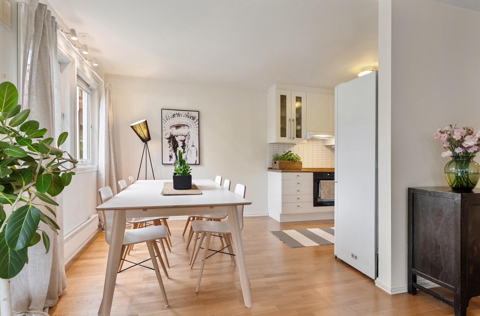 Kjøkkenet ligger i en delvis åpen løsning mot stuen. Galleribilde