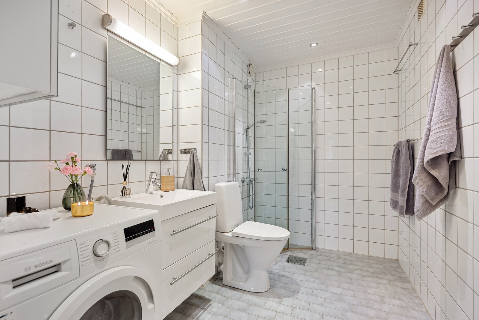 Badet er helfliset og utstyrt med varmekabler i gulvet. Galleribilde