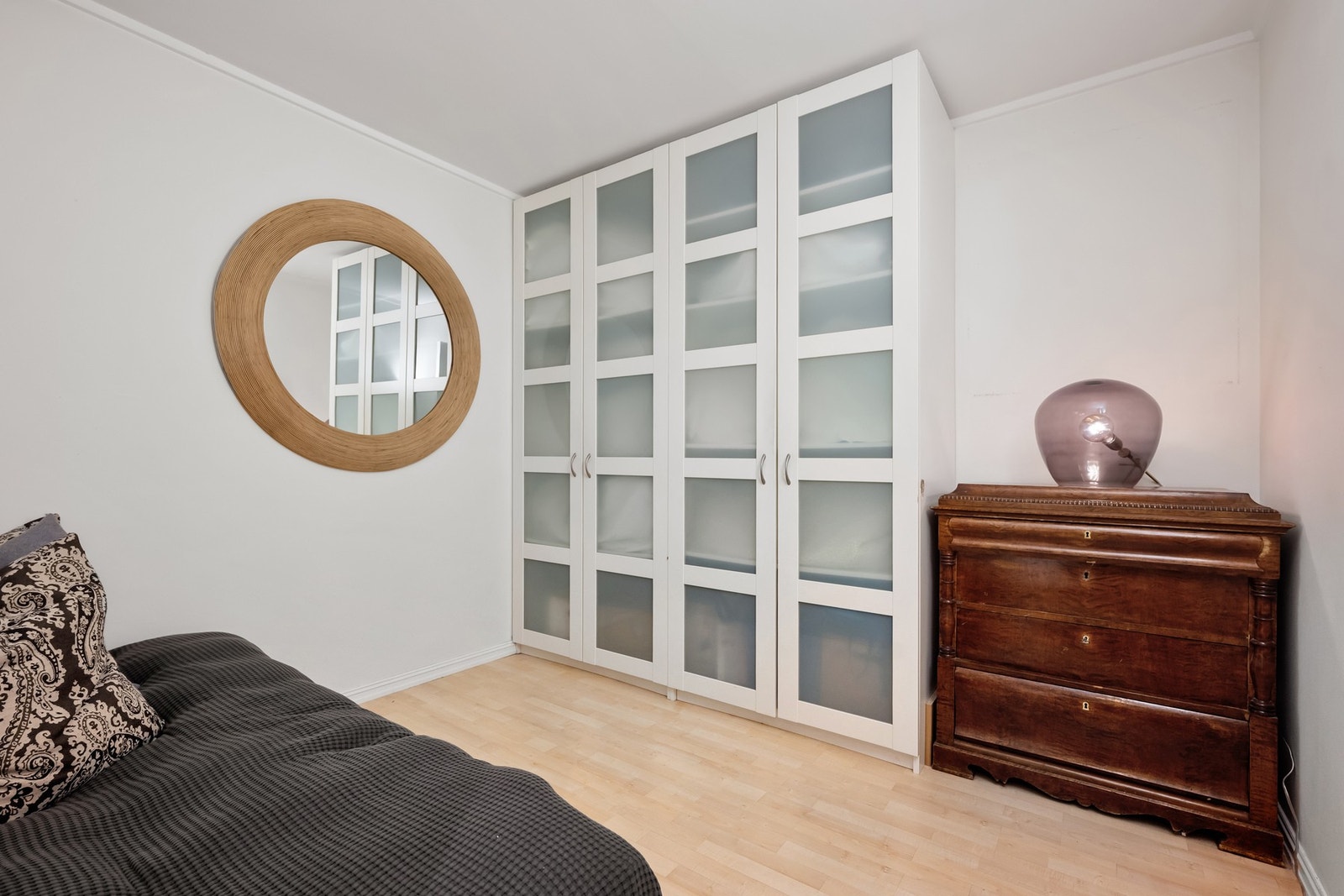 Den største boden i leiligheten har vært innredet og brukt som et kontor/gjesterom. (En populær løsning i disse leilighetene er å åpne opp mellom boden og soverommet slik at boden blir et walk-in closet/garderoberom for hovedsoverommet.) Galleribilde