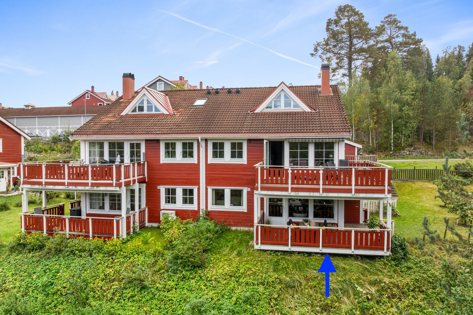 Leiligheten befinner seg i underetasjen i en firemannsbolig. Galleribilde