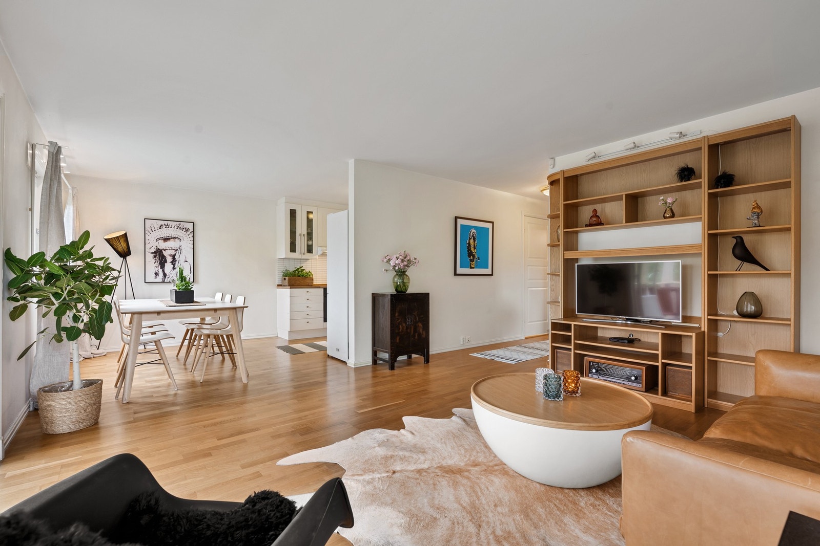 Stuen er av god størrelse med plass til sofakrok, tv-møblement og spisestue. Galleribilde