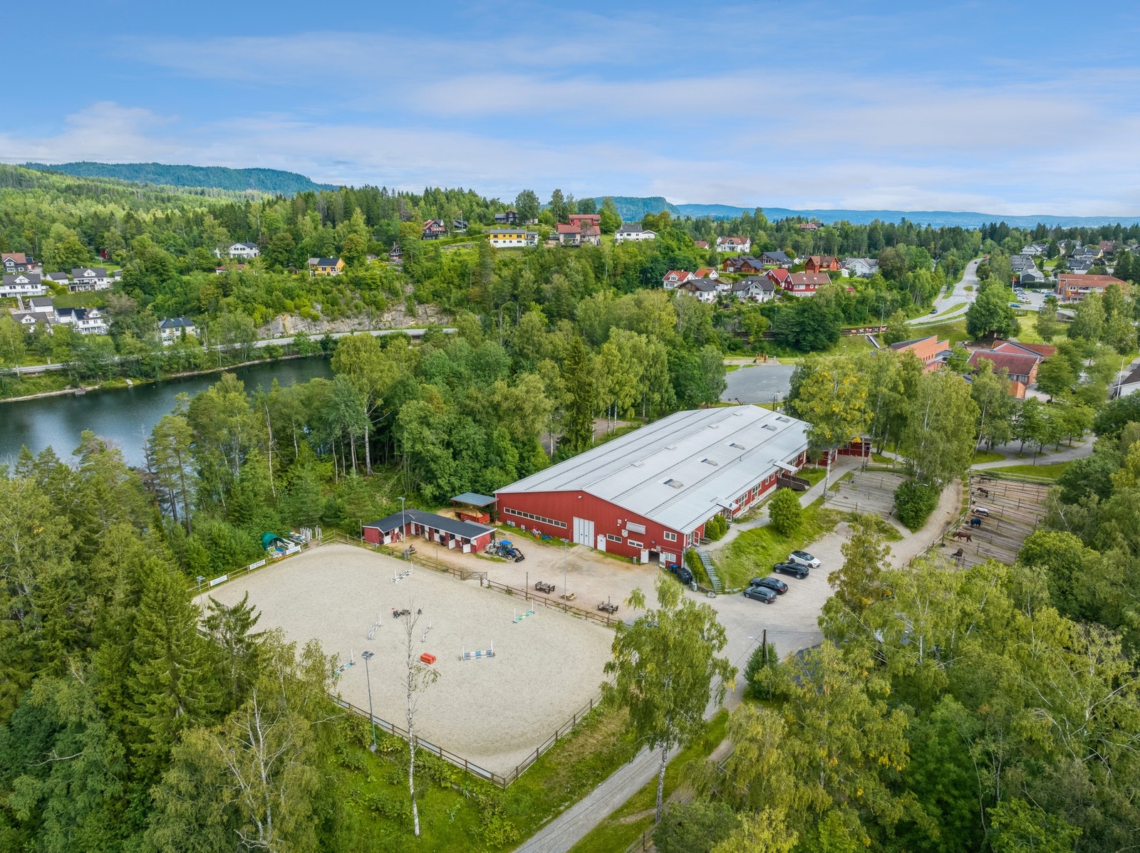 Dikemark rideklubb har en rideskole og konkurranseryttere i både sprang og dressur. Galleribilde