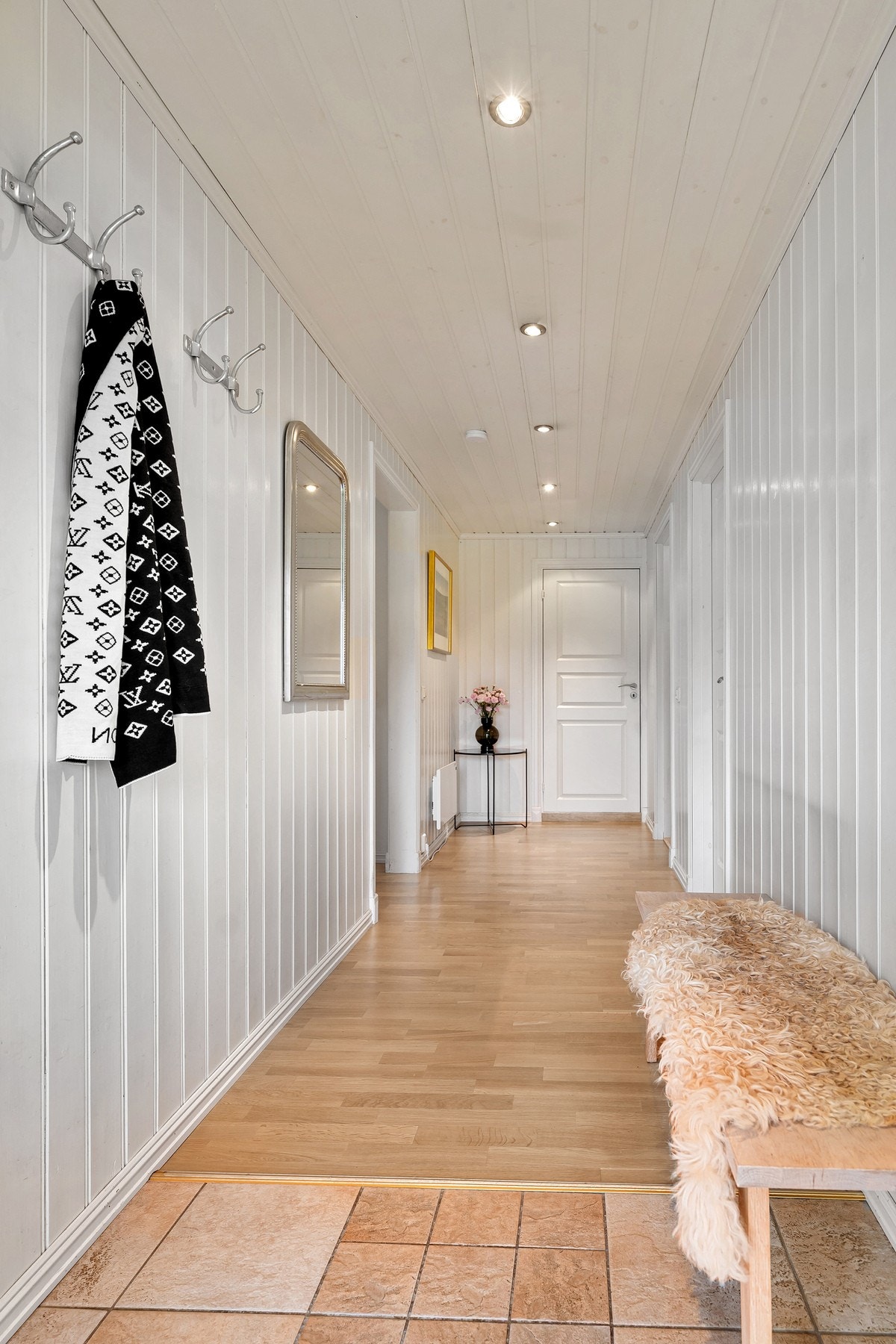 Entreen er flislagt med varmekabler i gulvet. Galleribilde