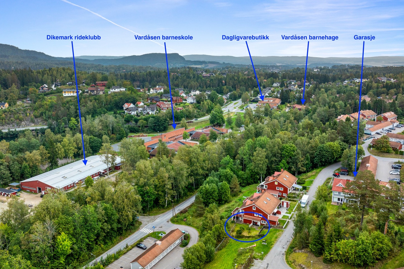 Her på Vardåsen bor du i idylliske omgivelser med naturen som nærmeste nabo og buss, butikk, barnehage og skole like rundt hjørnet. Galleribilde