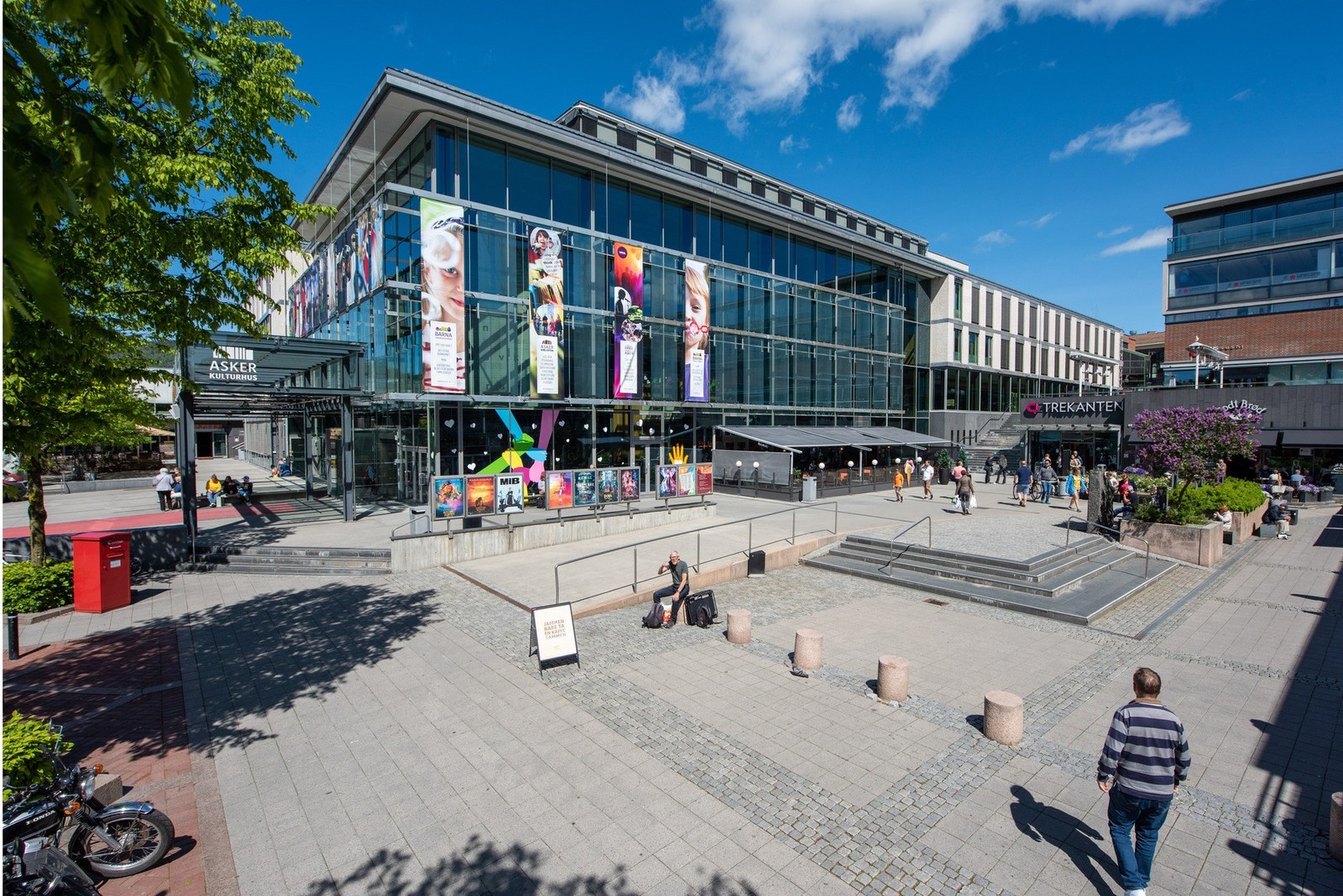 Asker kulturhus rommer bla bibliotek og kino i tillegg til flere saler hvor det arrangeres både forestillinger og konserter. Galleribilde