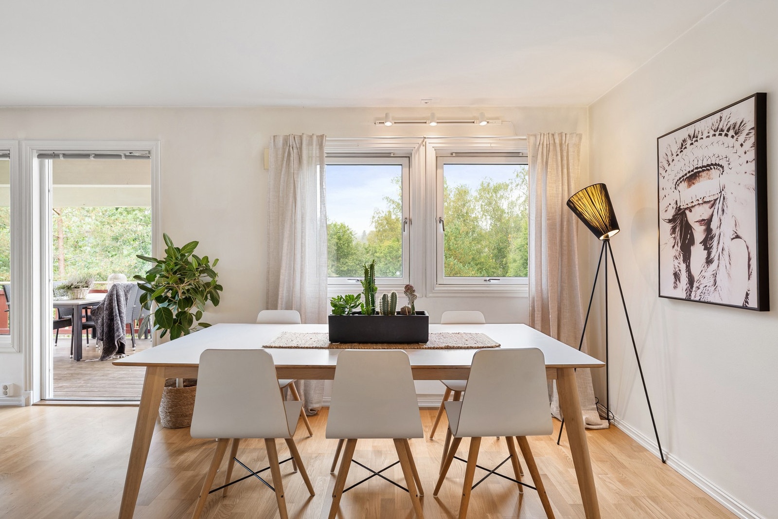 Fra stuen er det utgang til terrassen og hagen. Galleribilde